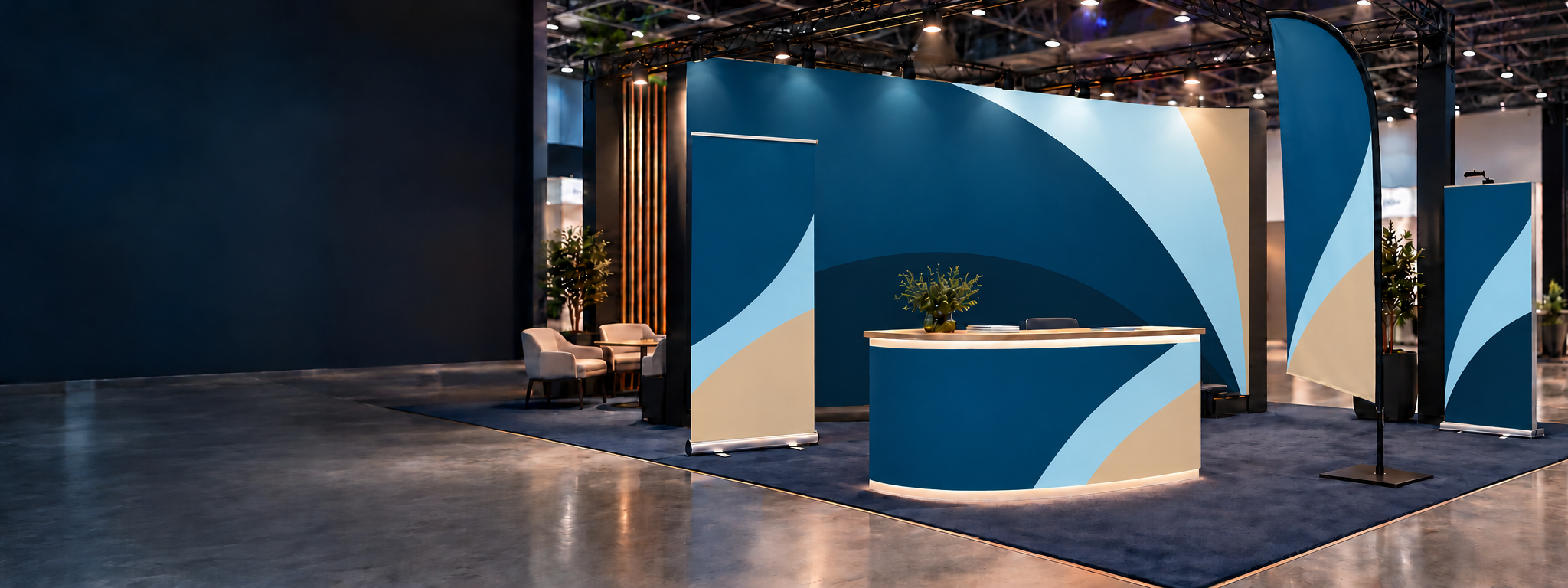 Ruhig und geometrisch gestalteter Messestand in Blau, Beige, Hellblau und Schwarz